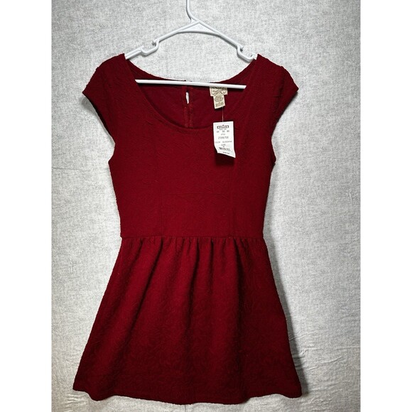 NWT Eyelash Couture Textured Maroon Red Dress Size Medium Juniors Fit and Flare - Picture 2 of 7